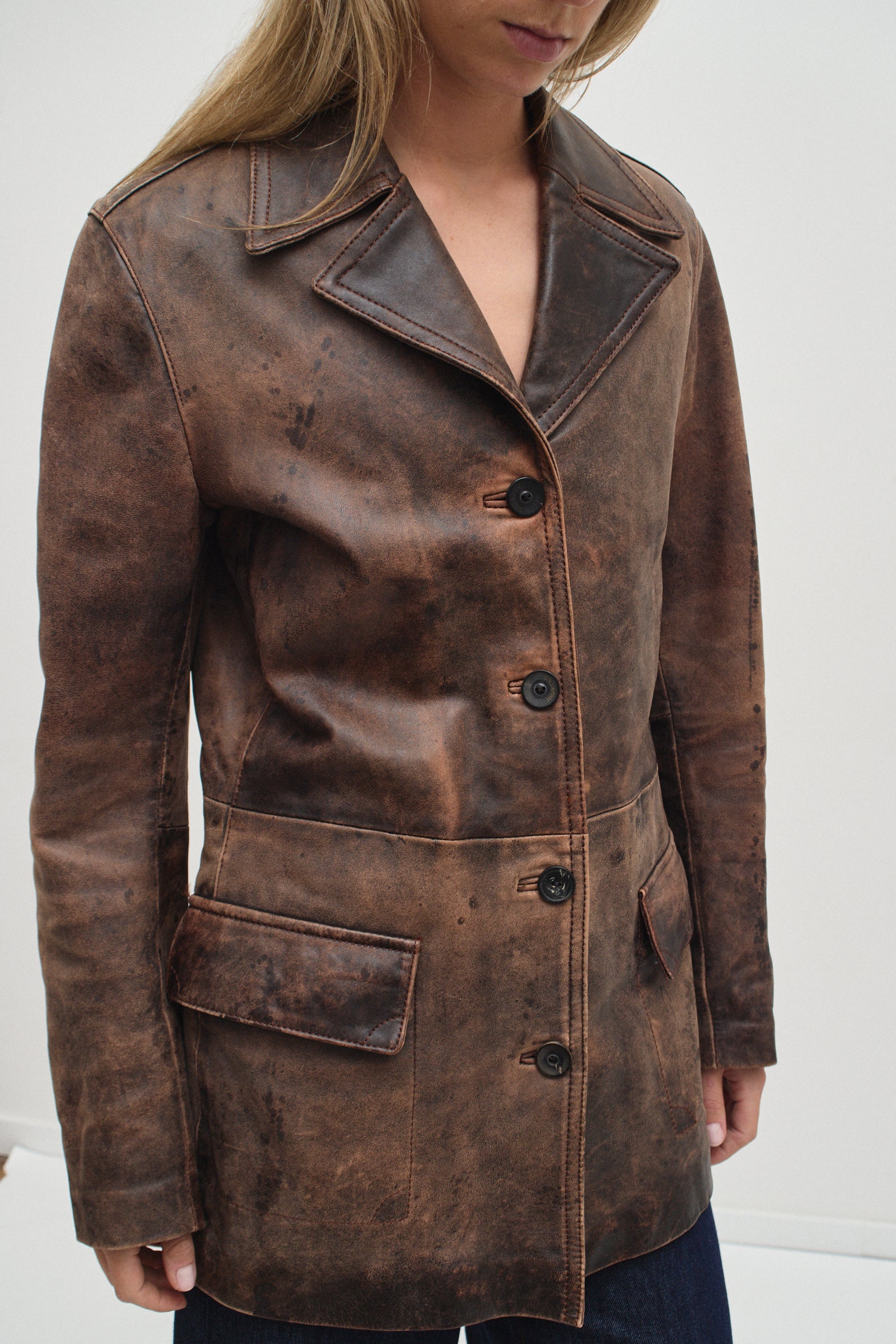 THE DISTRESSED LEATHER BLAZER (S/M)