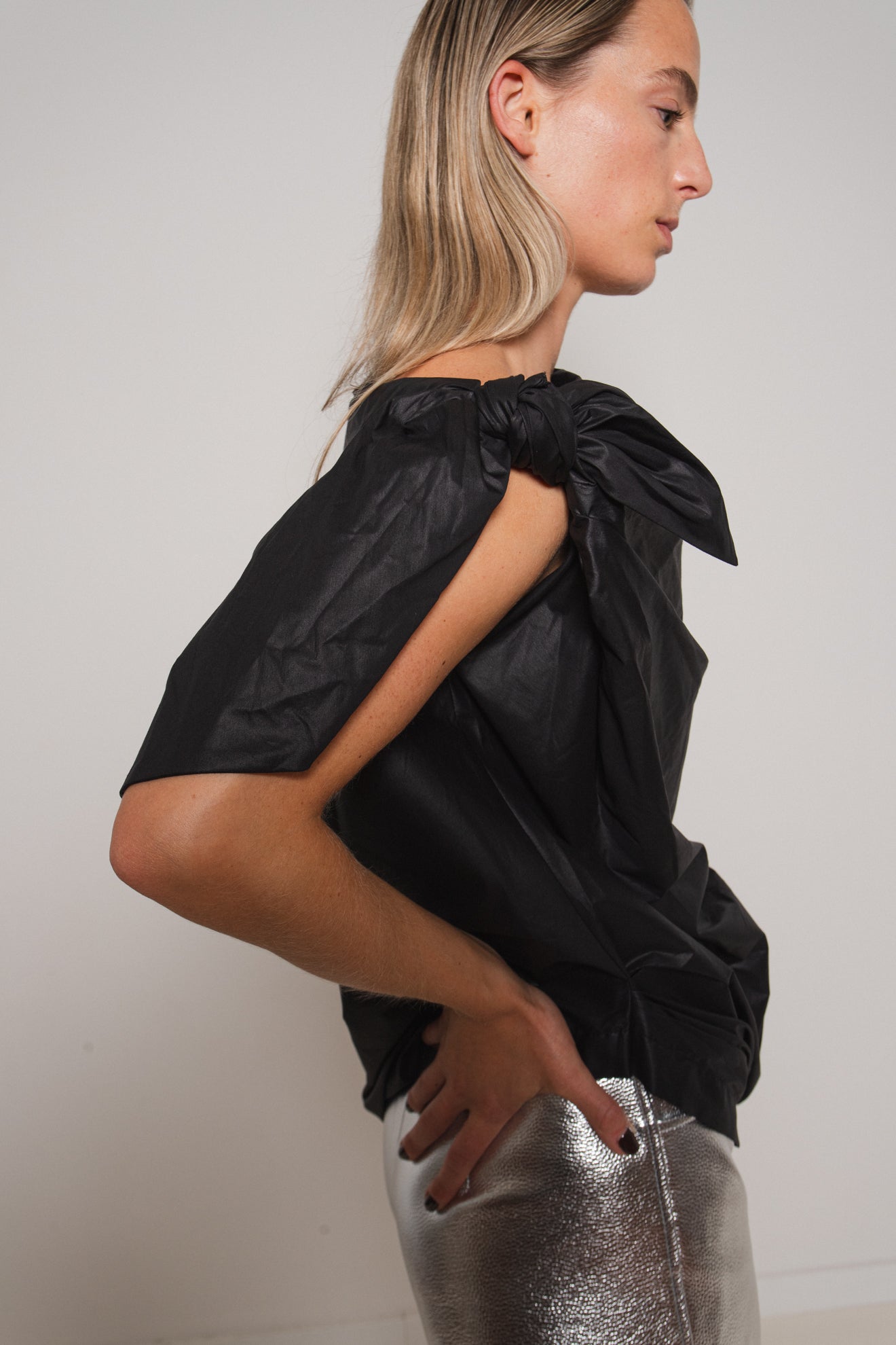 THE BLACK ASYMMETRICAL TOP (M/L)