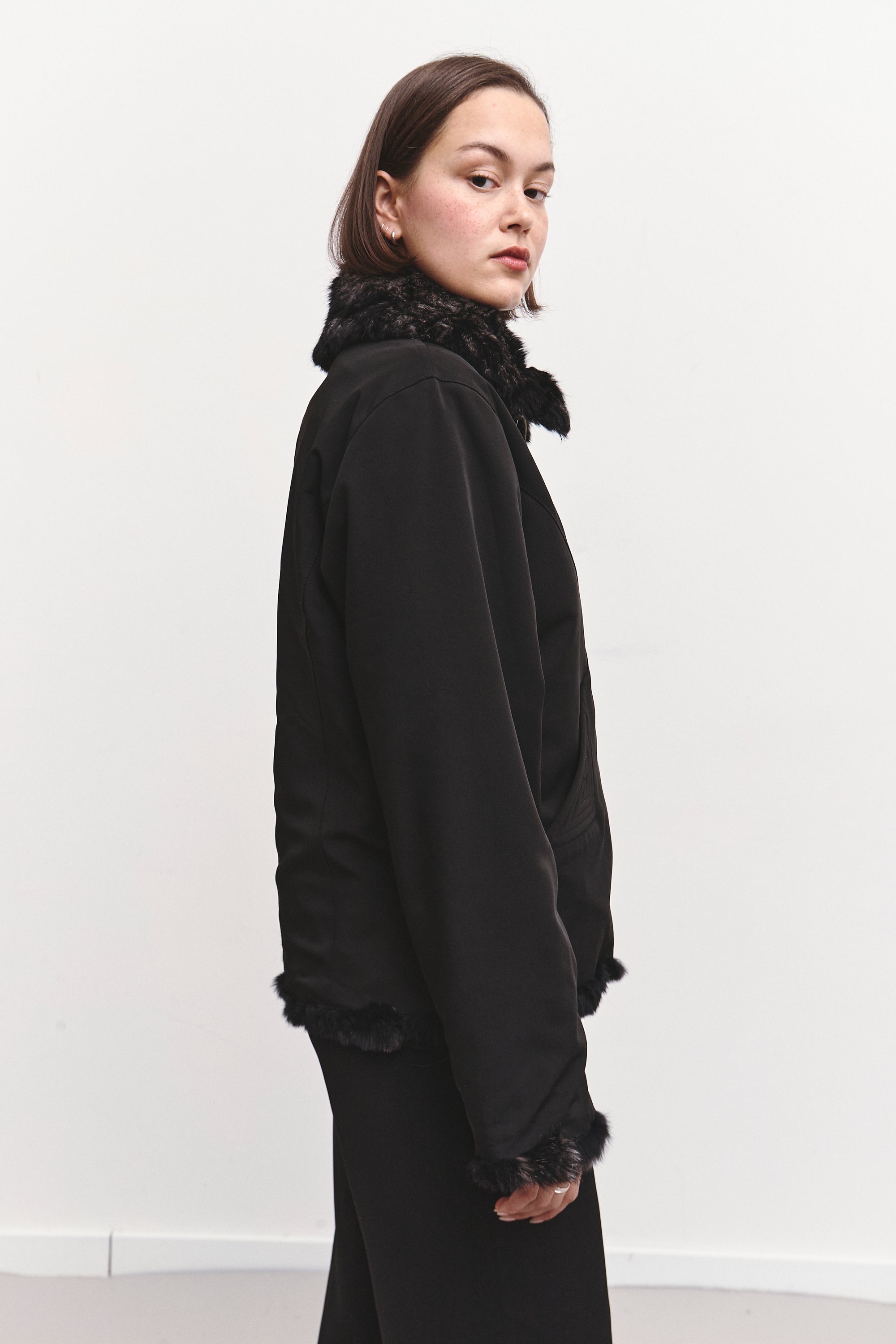 THE REVERSIBLE BLACK FUR (M/L)