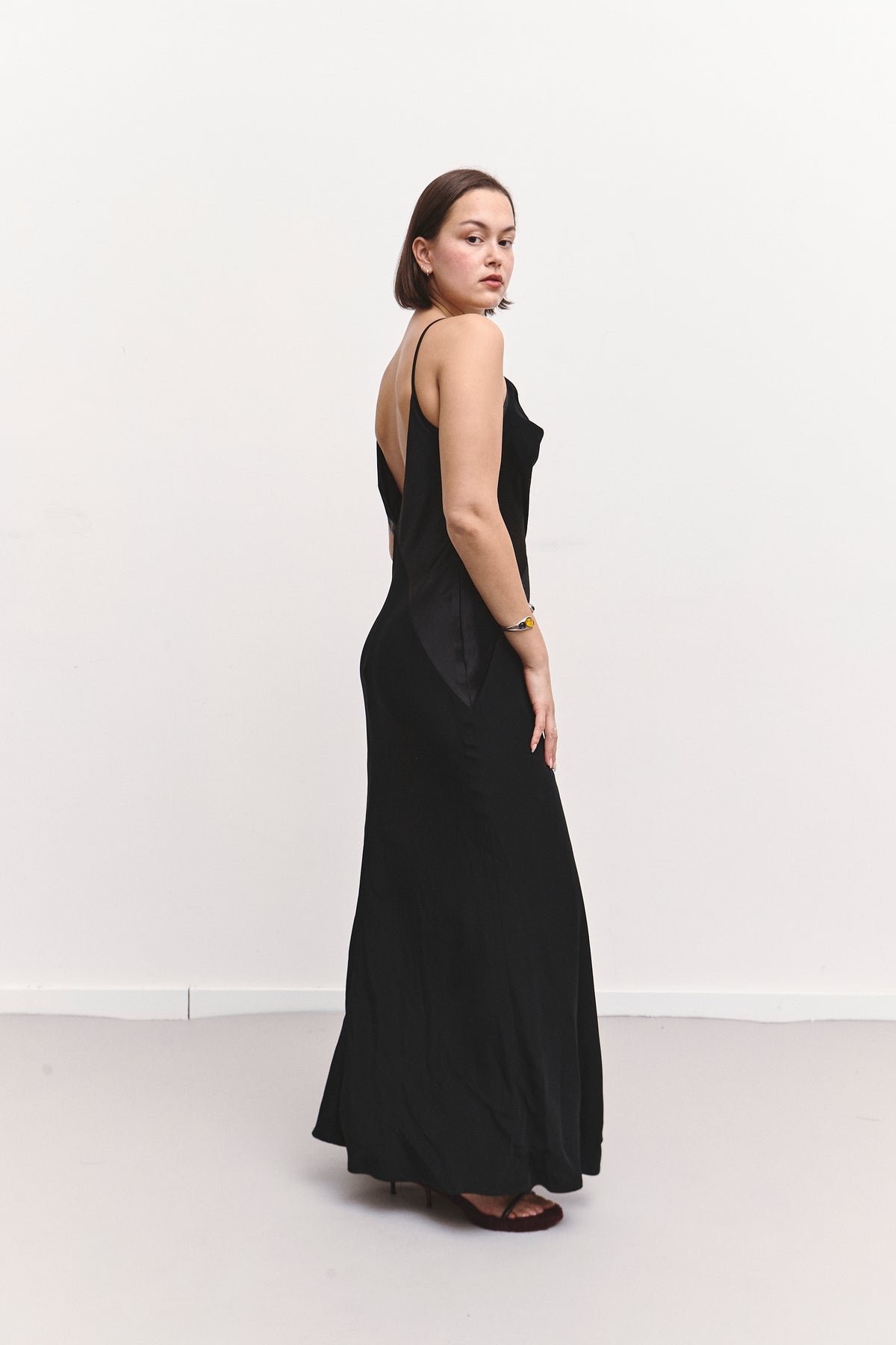THE OPEN-BACK-BLACK DRESS (S/M)
