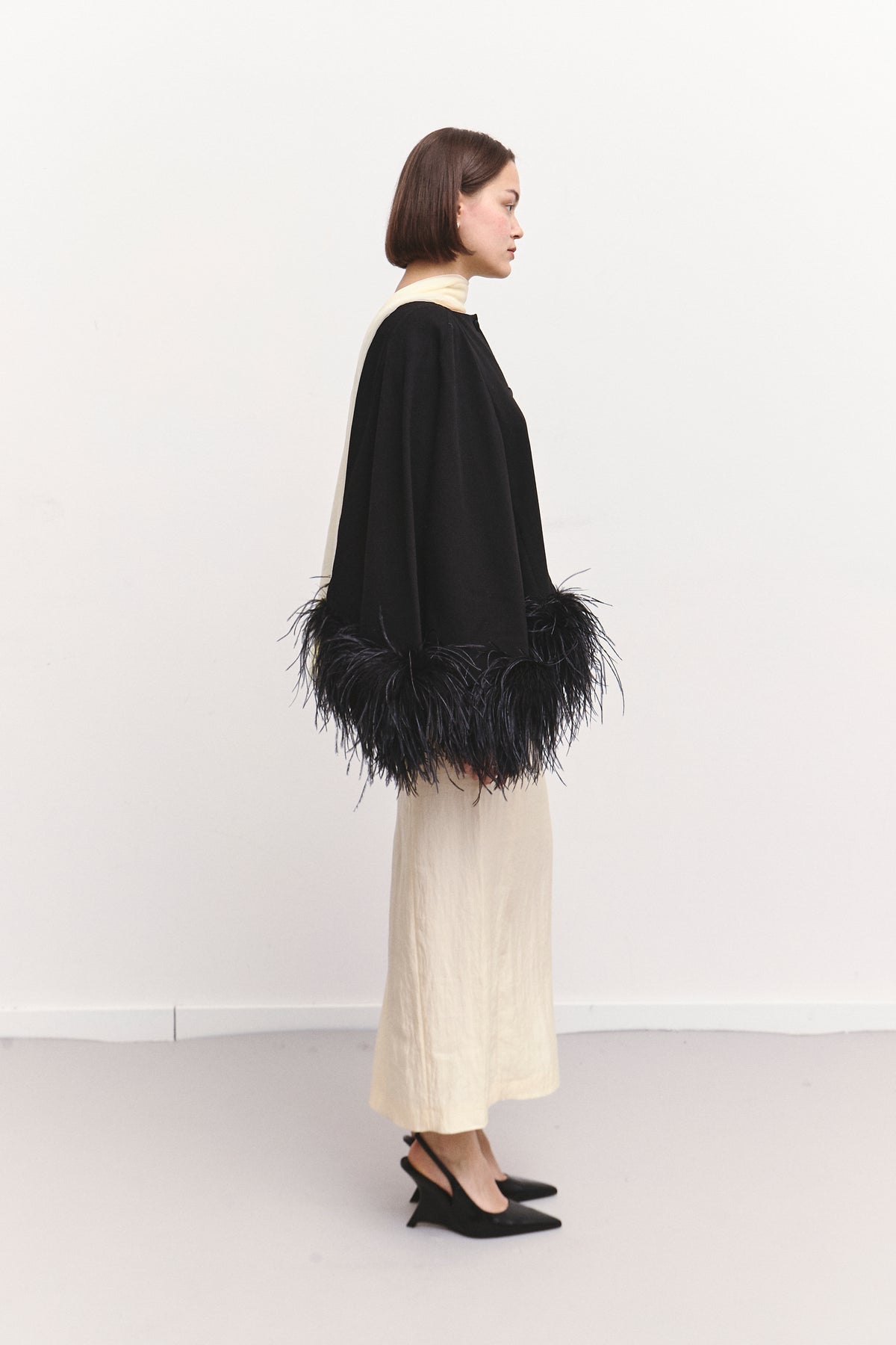 THE FEATHER CAPE (O/S)