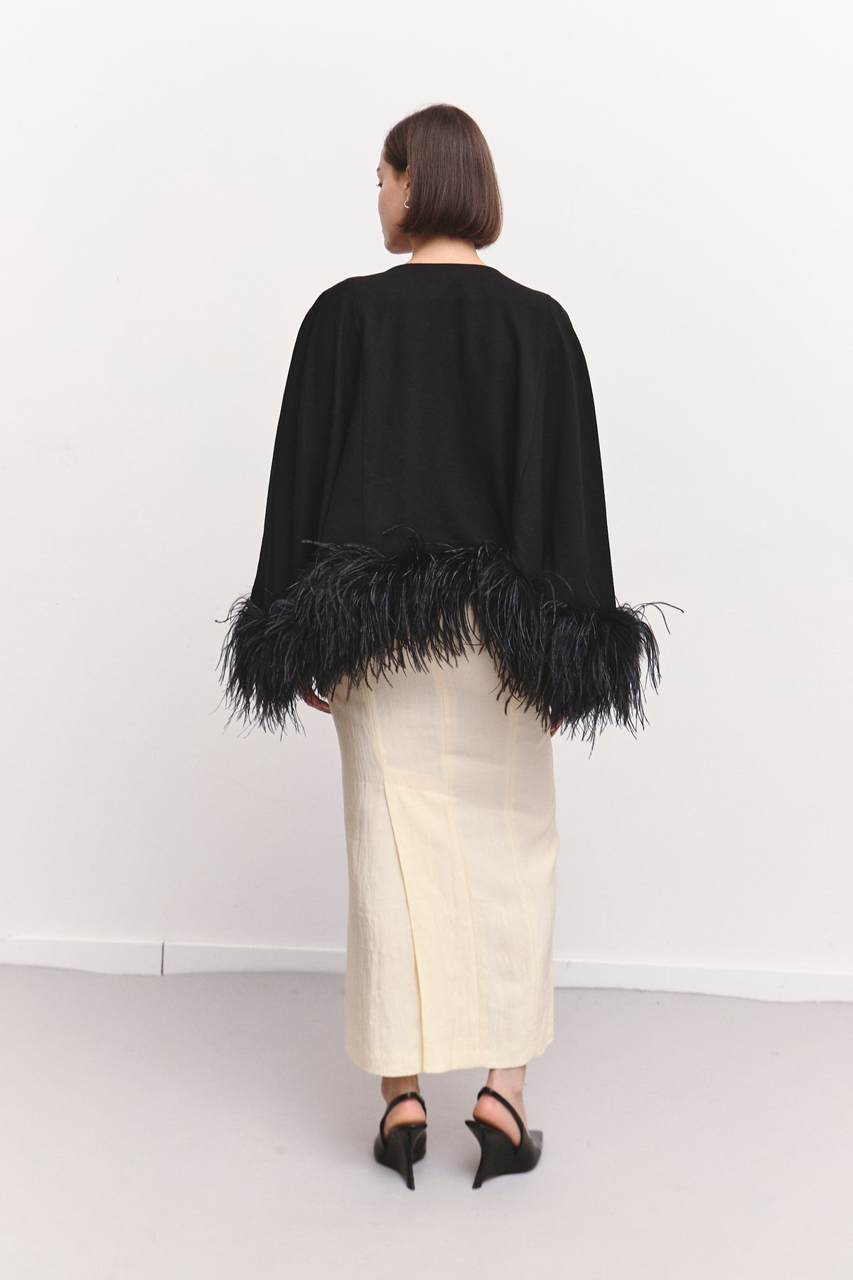 THE FEATHER CAPE (O/S)