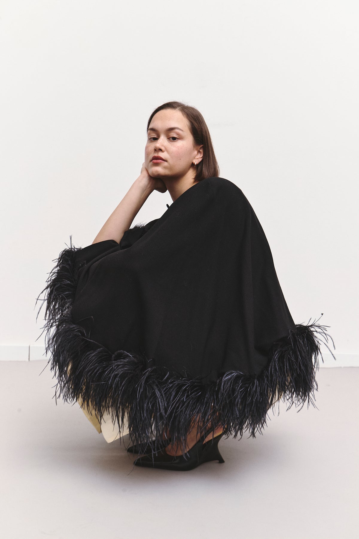 THE FEATHER CAPE (O/S)