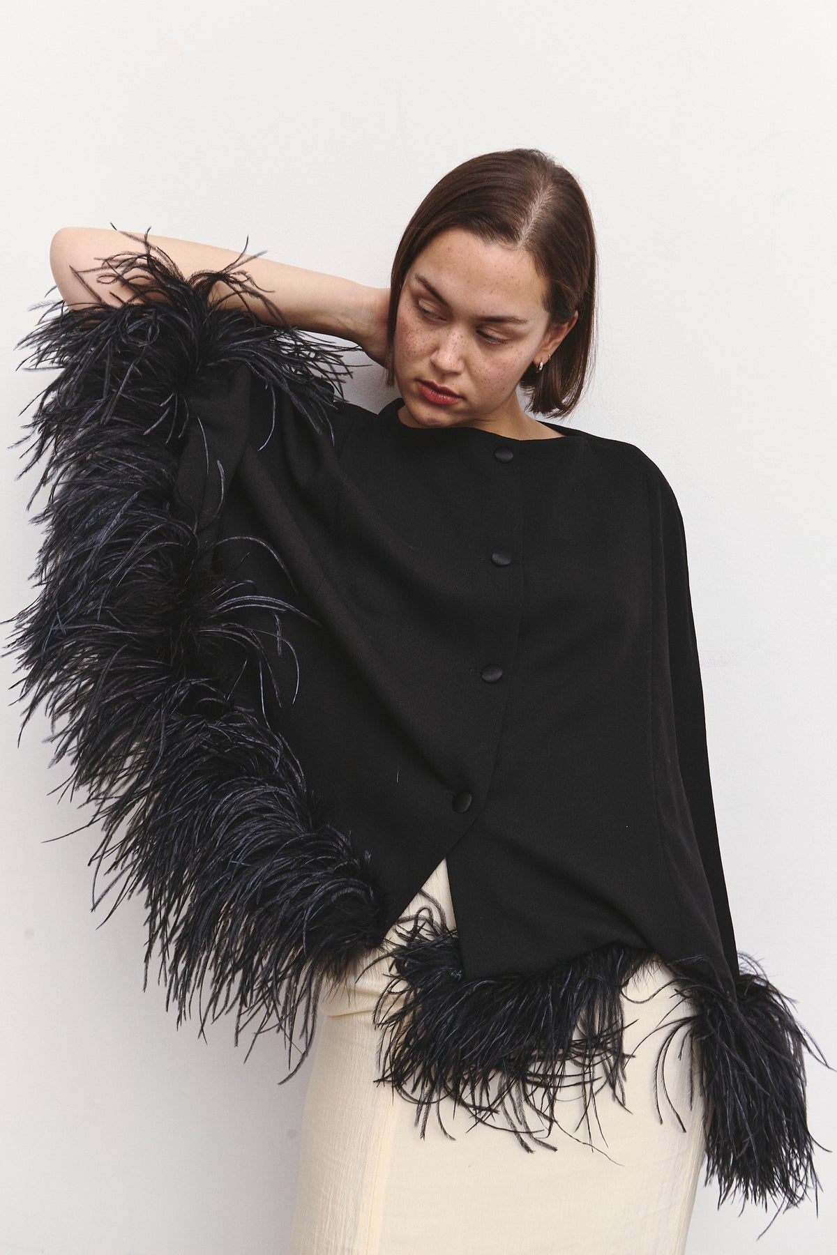 THE FEATHER CAPE (O/S)