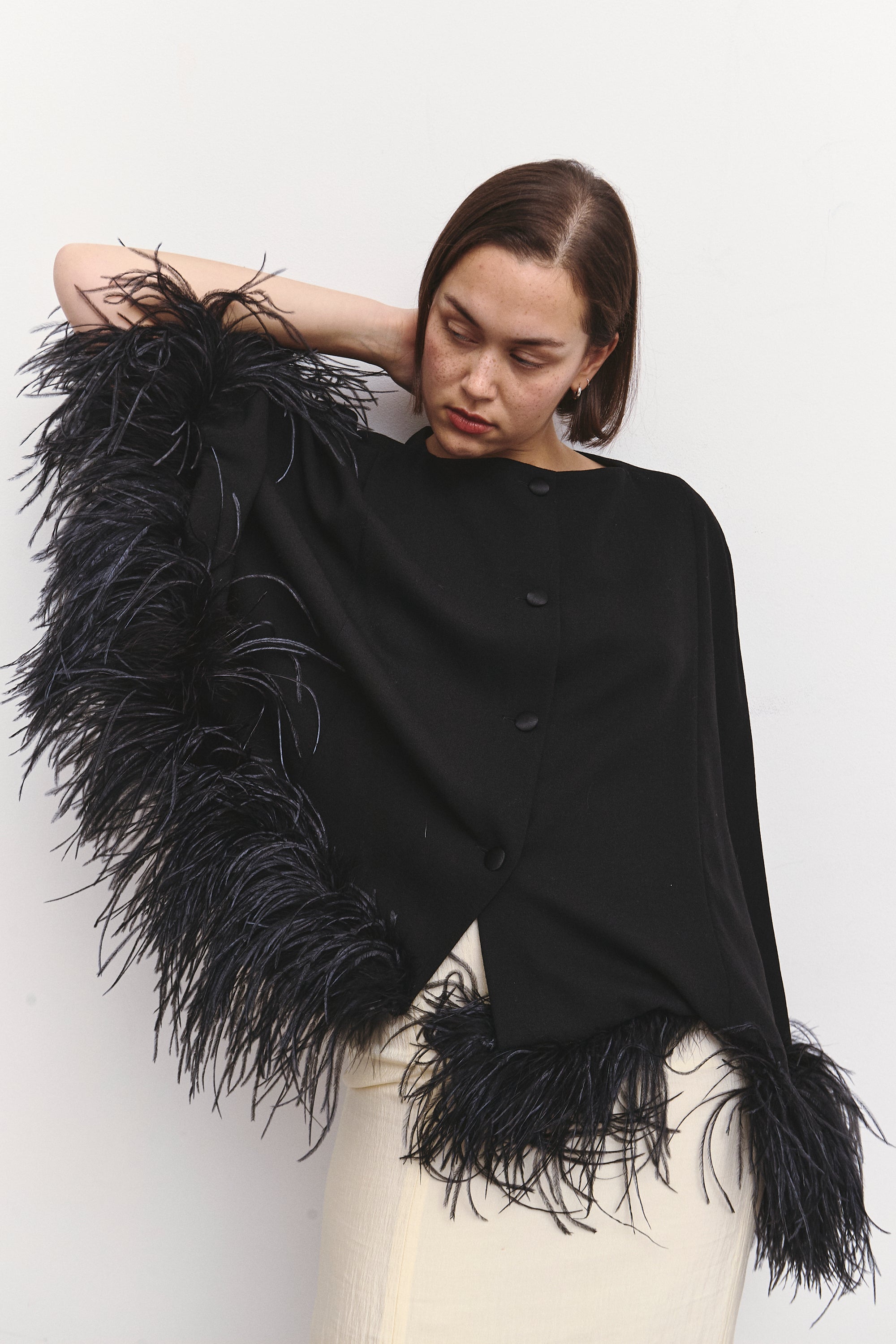 THE FEATHER CAPE (O/S)