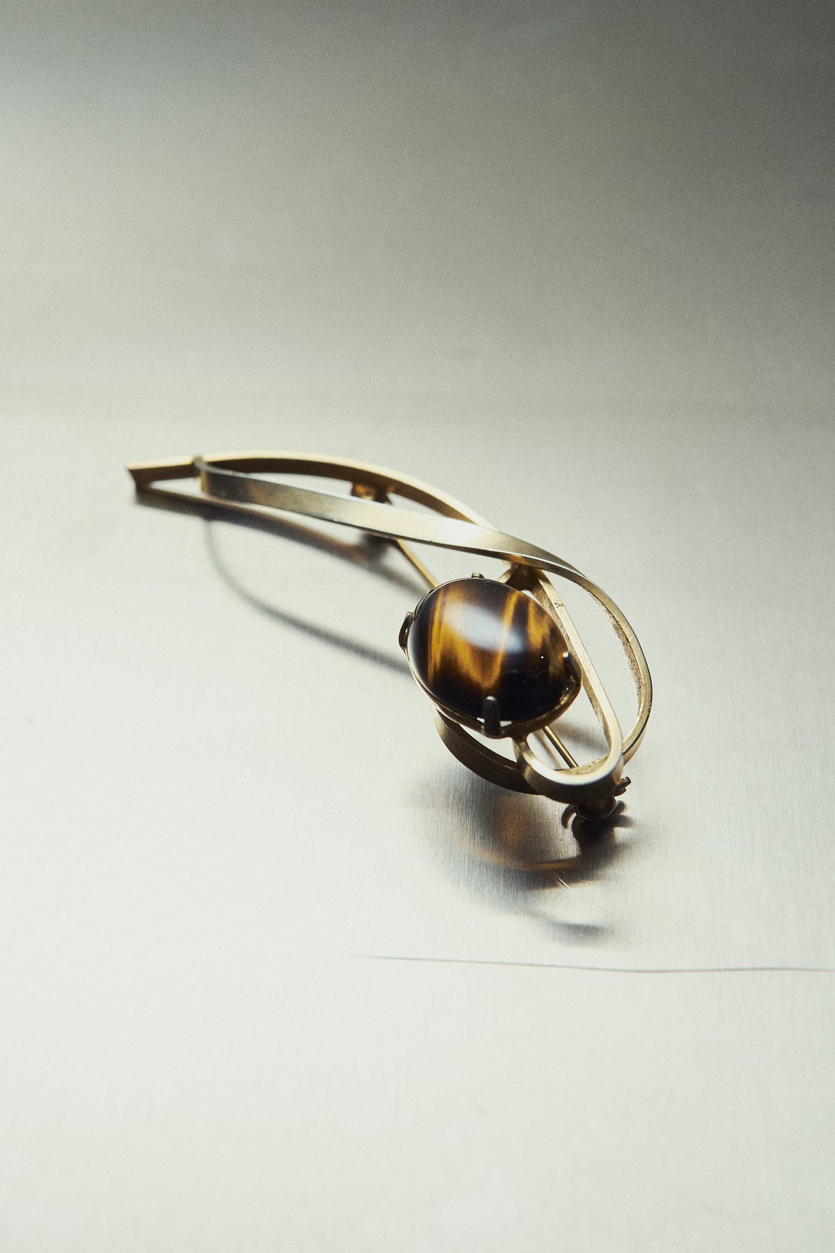 THE TIGEREYE BROOCH