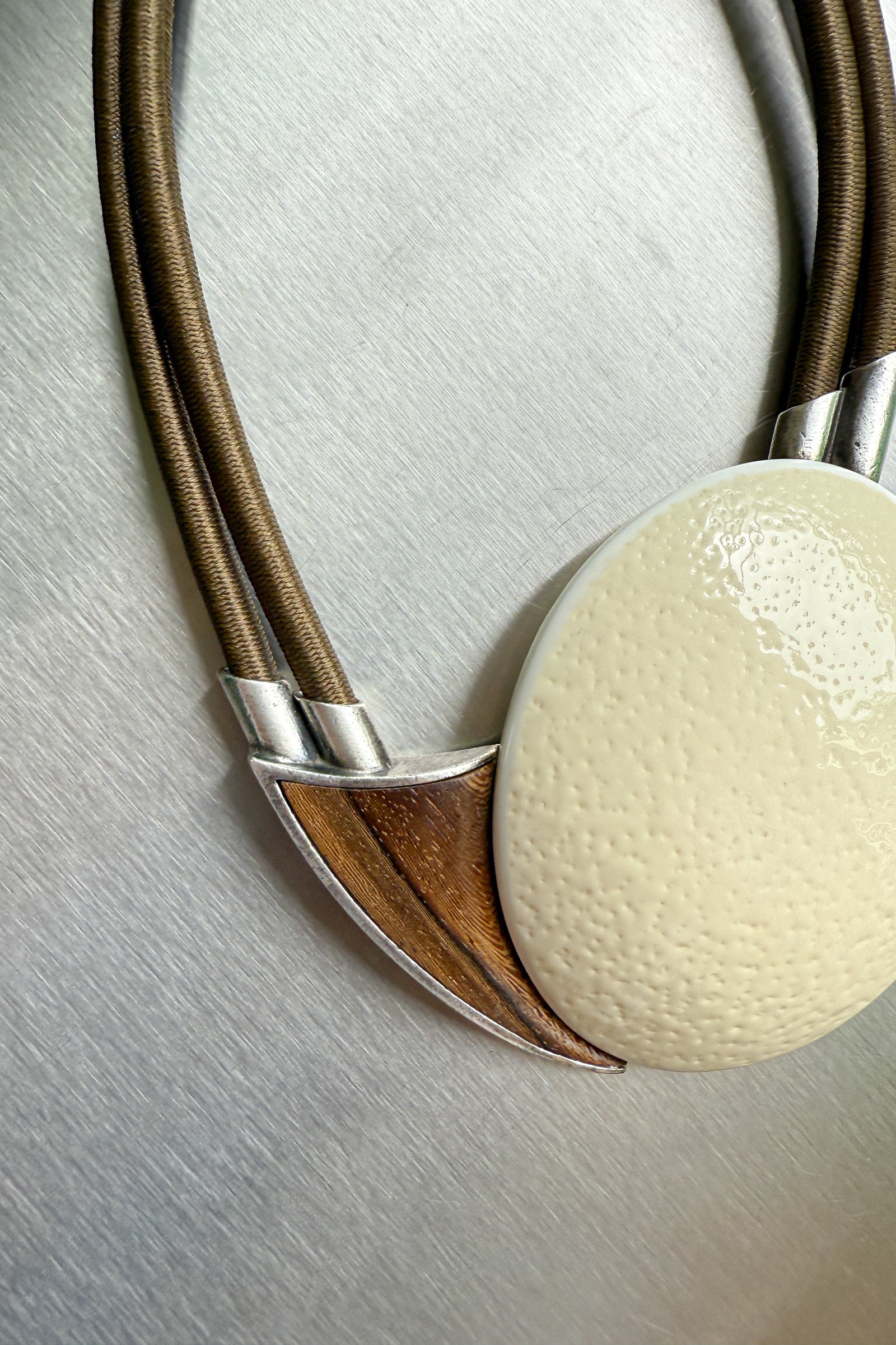 THE STATEMENT NECKLACE