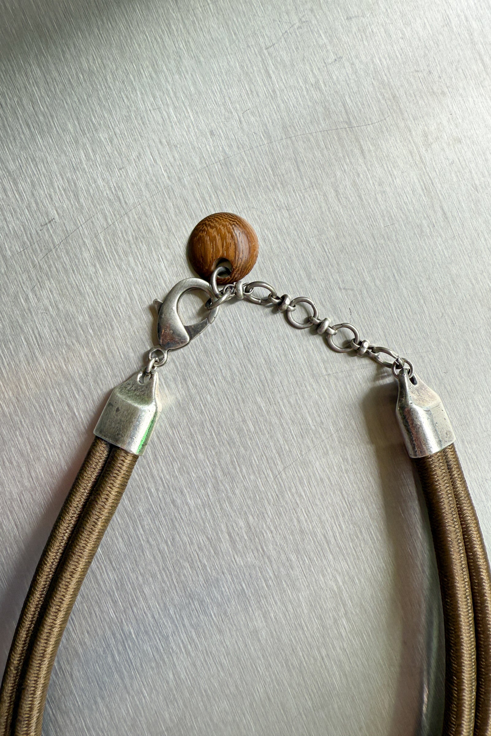 THE STATEMENT NECKLACE