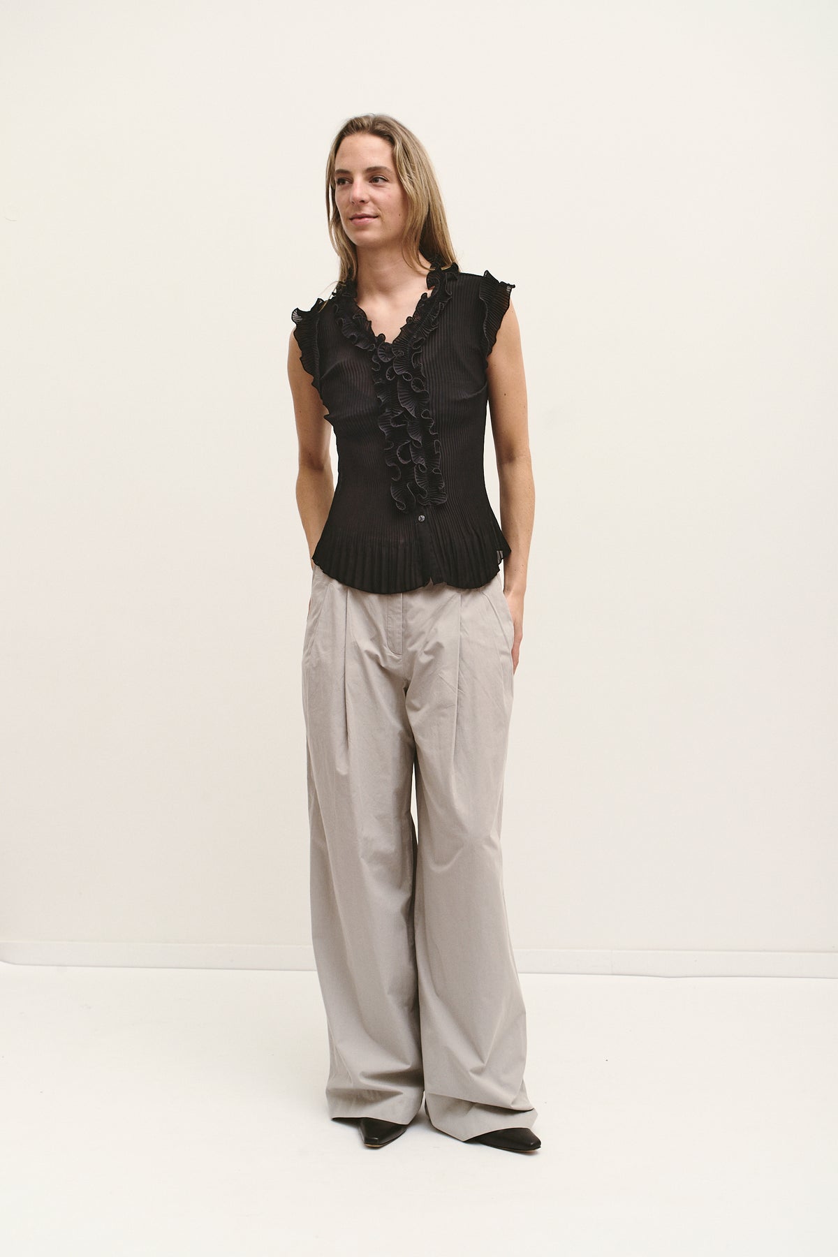 THE PLEATED RUFFLE BLOUSE (XS/S)