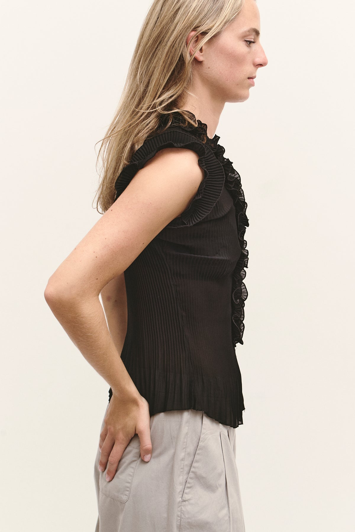 THE PLEATED RUFFLE BLOUSE (XS/S)