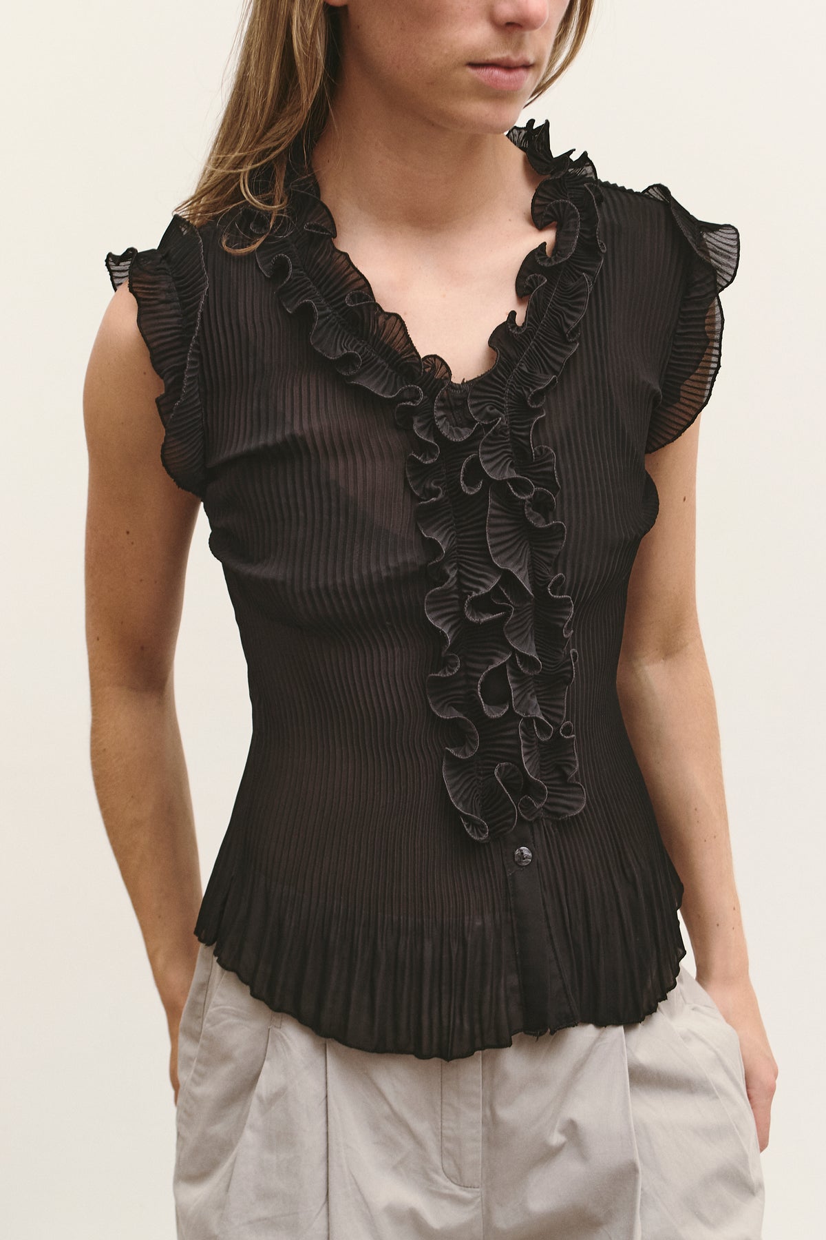 THE PLEATED RUFFLE BLOUSE (XS/S)