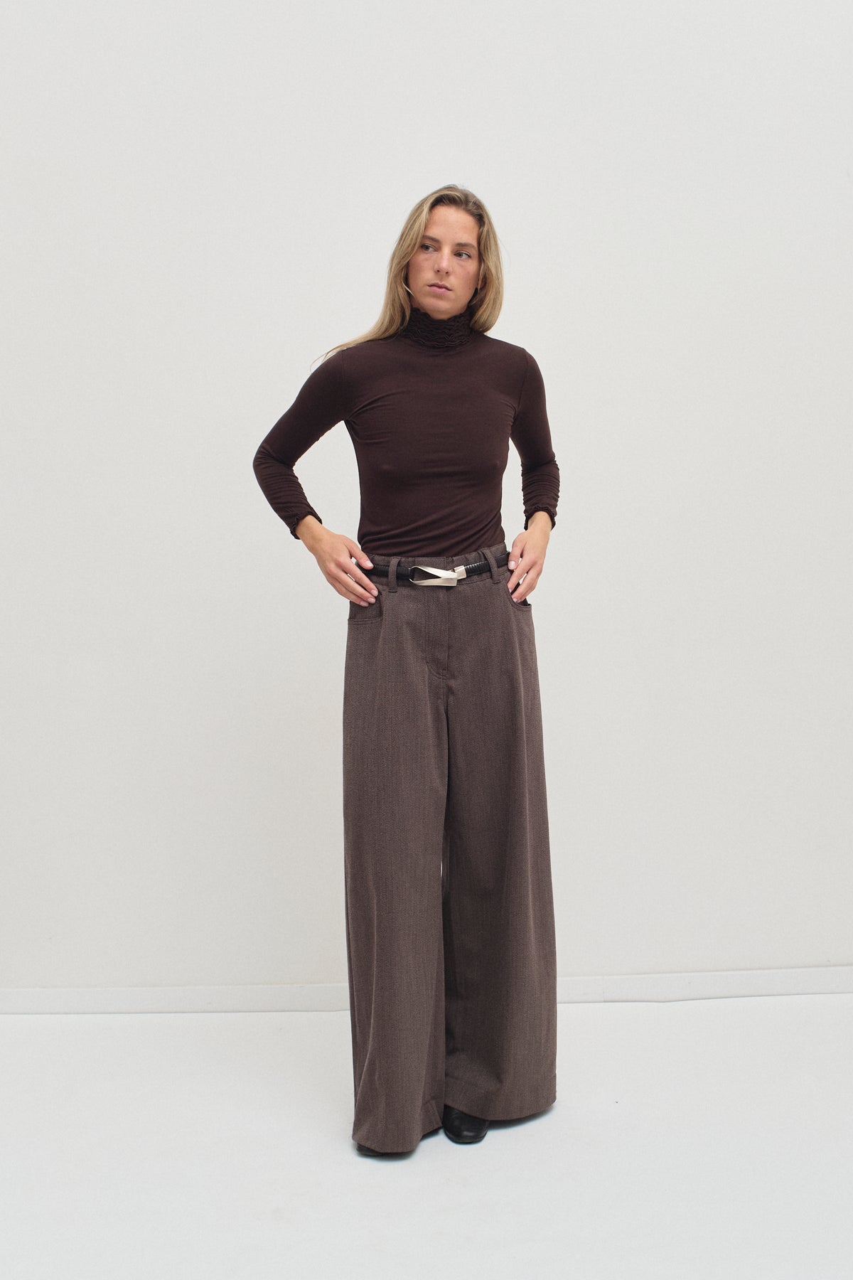 THE BROWN RUFFLE TOP (S/M)