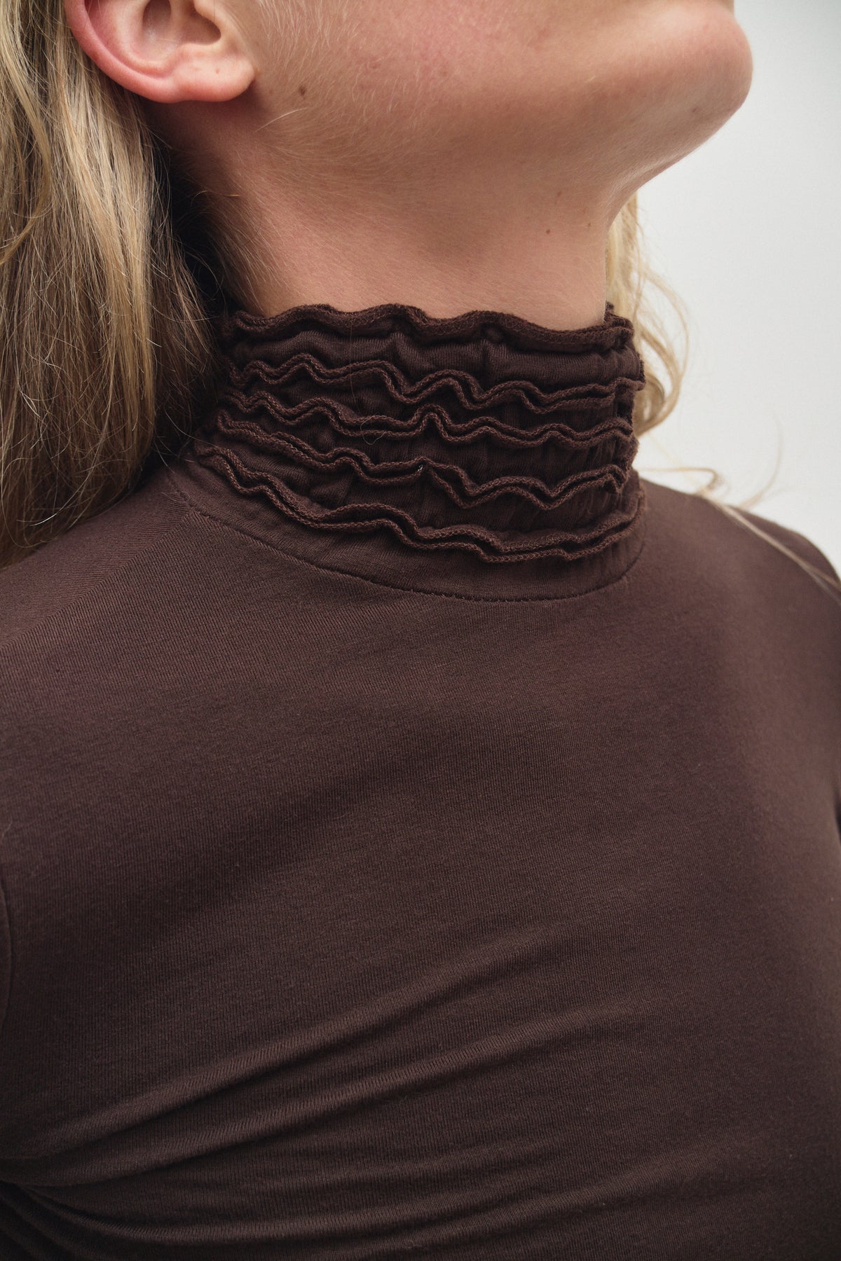 THE BROWN RUFFLE TOP (S/M)