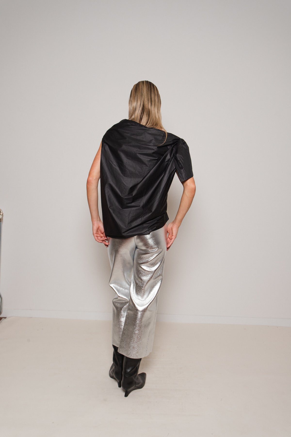 THE BLACK ASYMMETRICAL TOP (M/L)