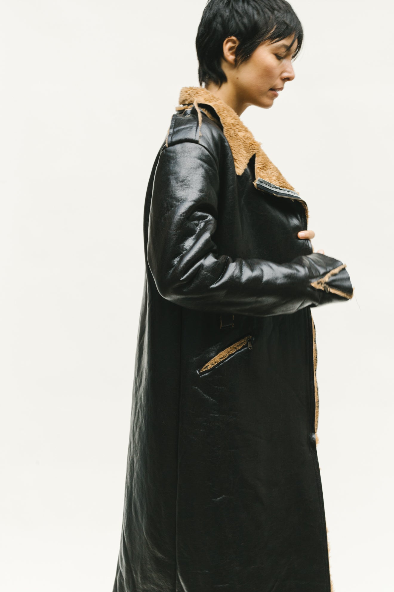 THE GLOSSY LEATHER COAT (S/M)