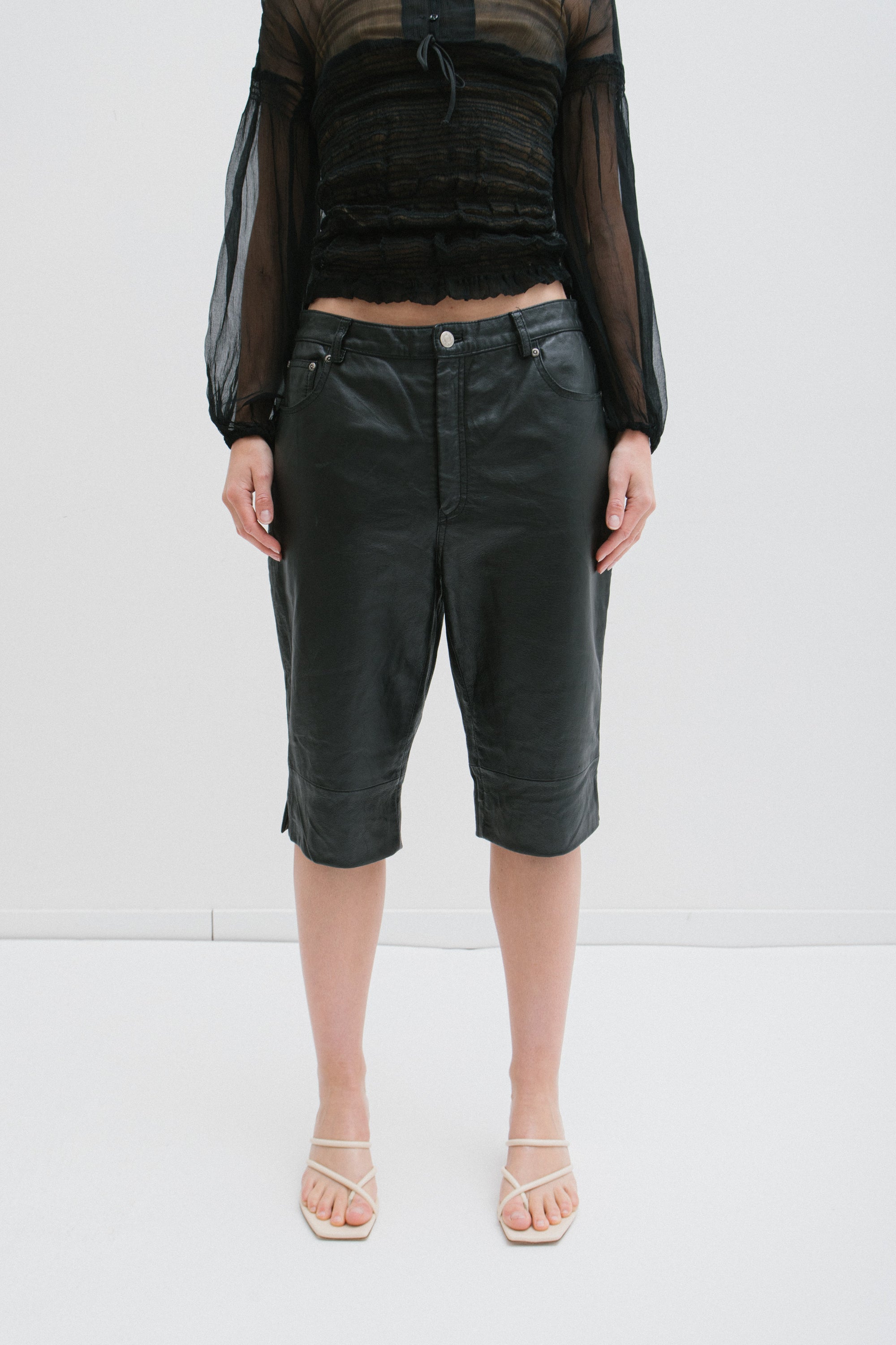 UPCYCLED LEATHER BERMUDA BLACK SLIT (38/40)