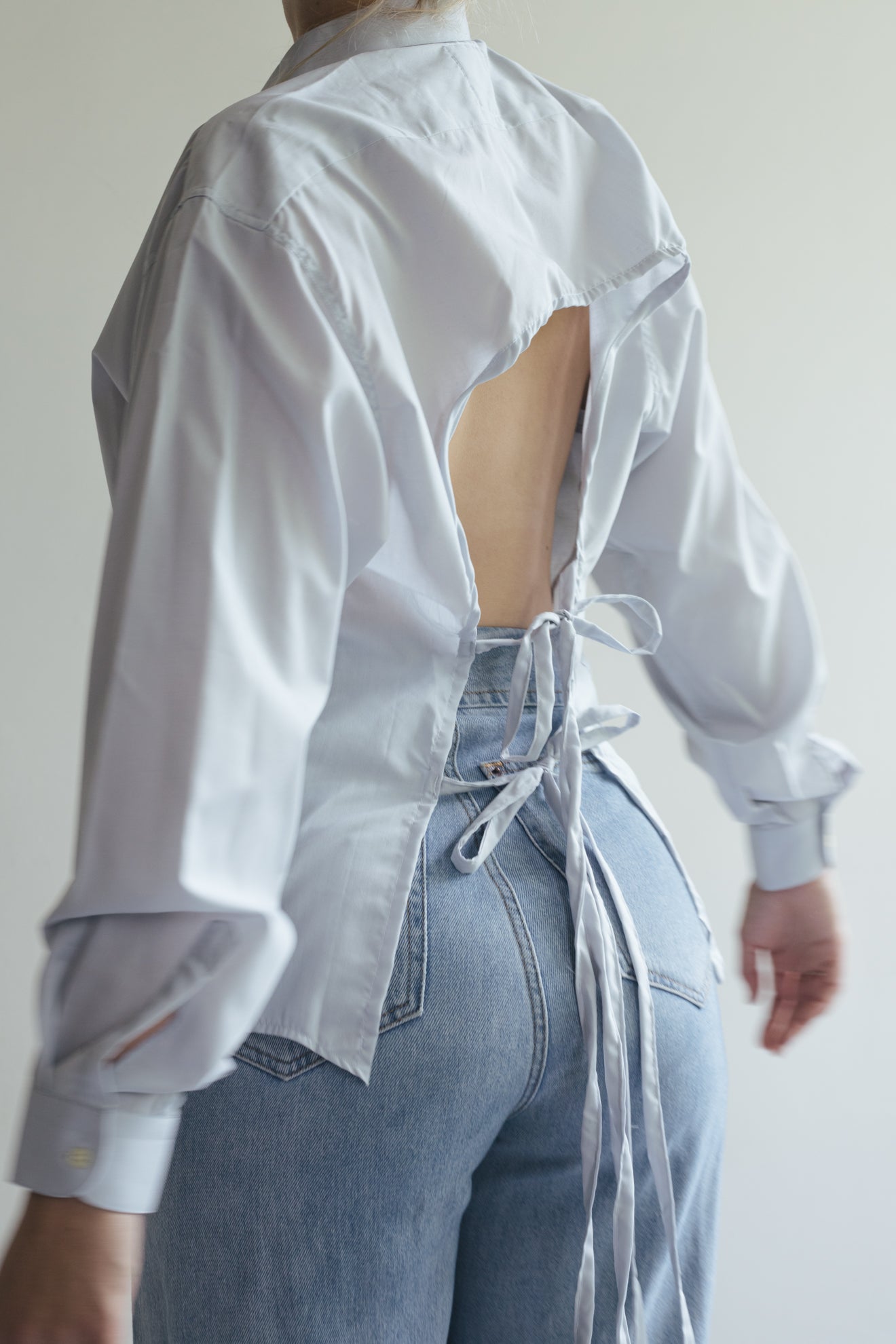 UPCYCLED OPEN BACK SHIRT LIGHT BLUE (S/M)