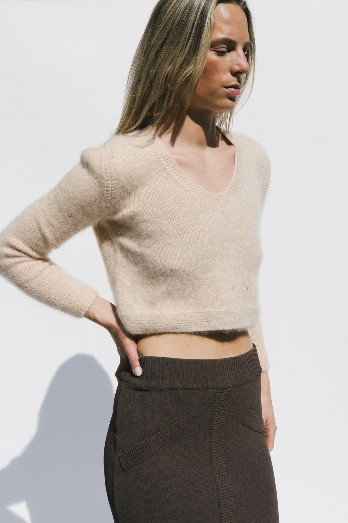 THE V-NECK CROPPED SWEATER (S/M)
