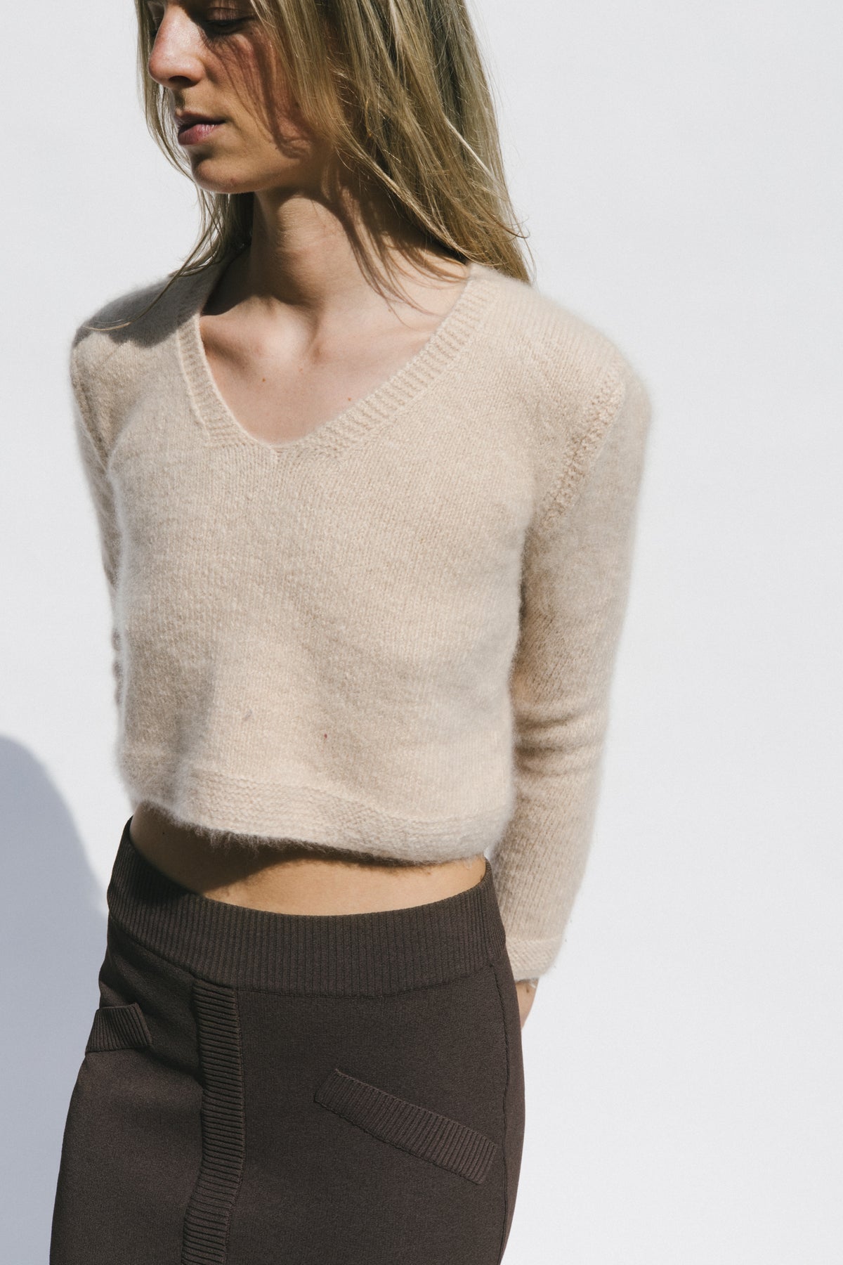 THE V-NECK CROPPED SWEATER (S/M)