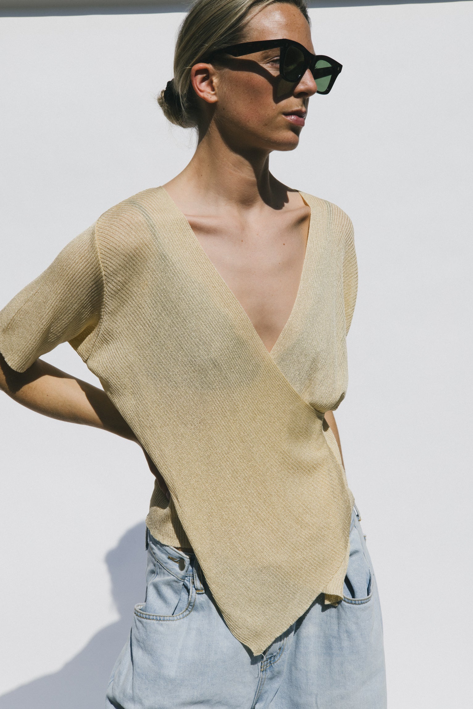 THE DEEP V-NECK SHIRT (M/L)